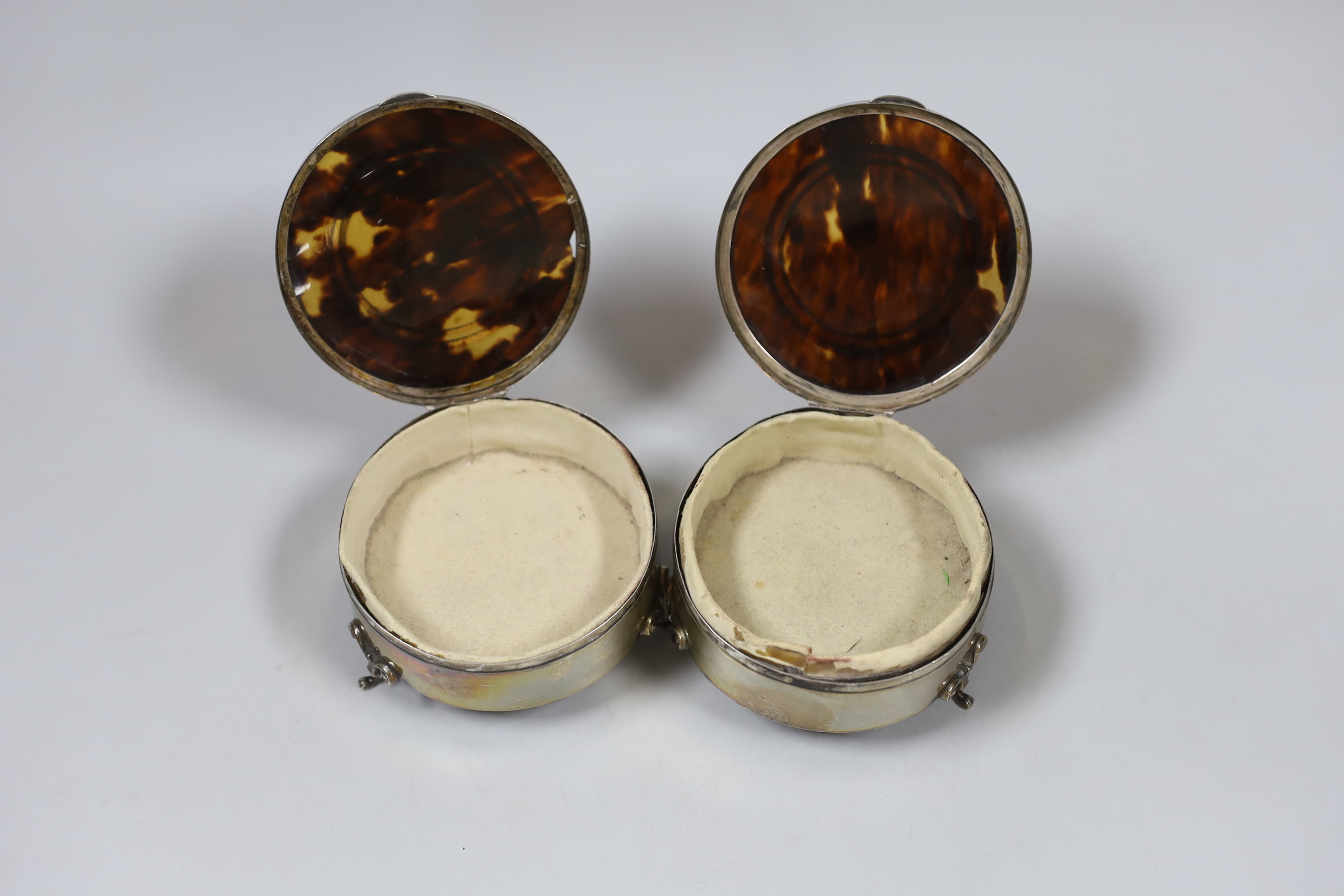 A pair of George V silver and tortoiseshell mounted circular trinket boxes, Deakin & Francis, Birmingham, 1913, diameter 87mm.